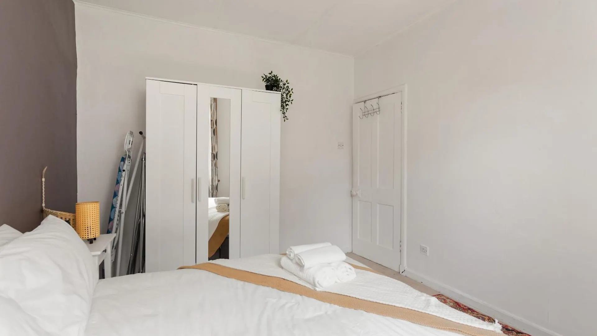 Stunning 2 Bed Apartment Free Parking Edinburgh